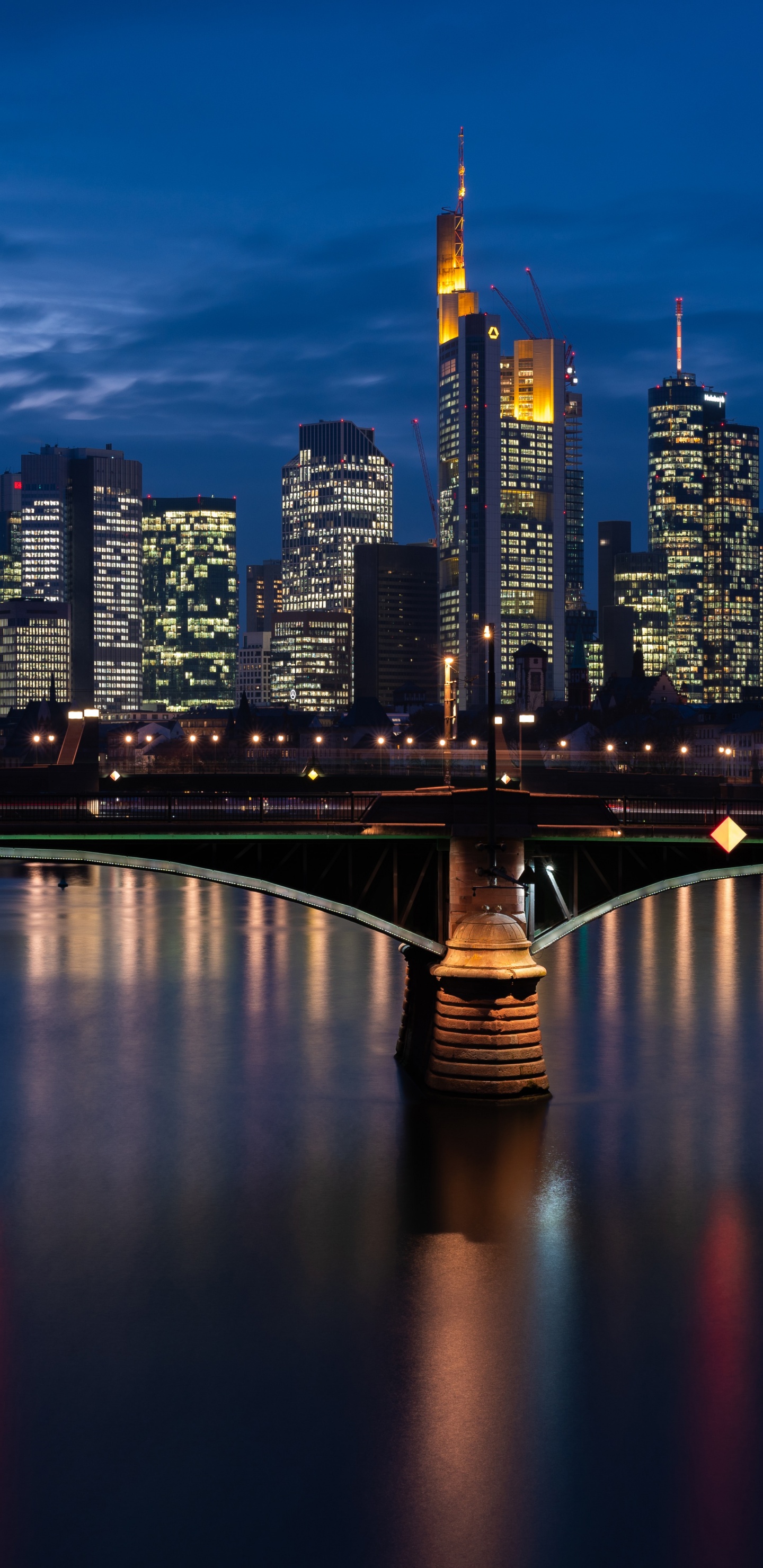 Pont Sur la Rivière Près Des Bâtiments de la Ville Pendant la Nuit. Wallpaper in 1440x2960 Resolution