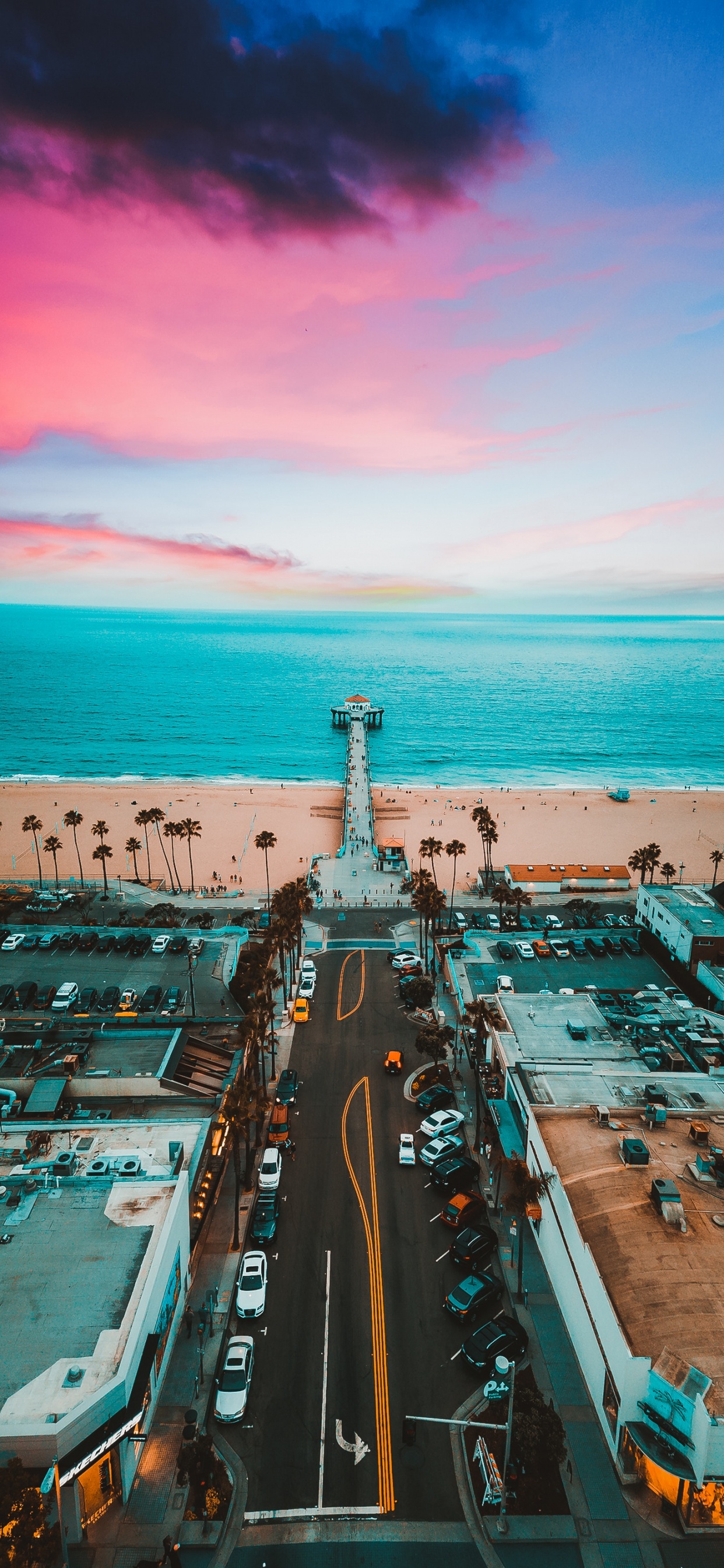 Vue Aérienne Des Bâtiments de la Ville Près du Plan D'eau Pendant la Journée. Wallpaper in 1242x2688 Resolution