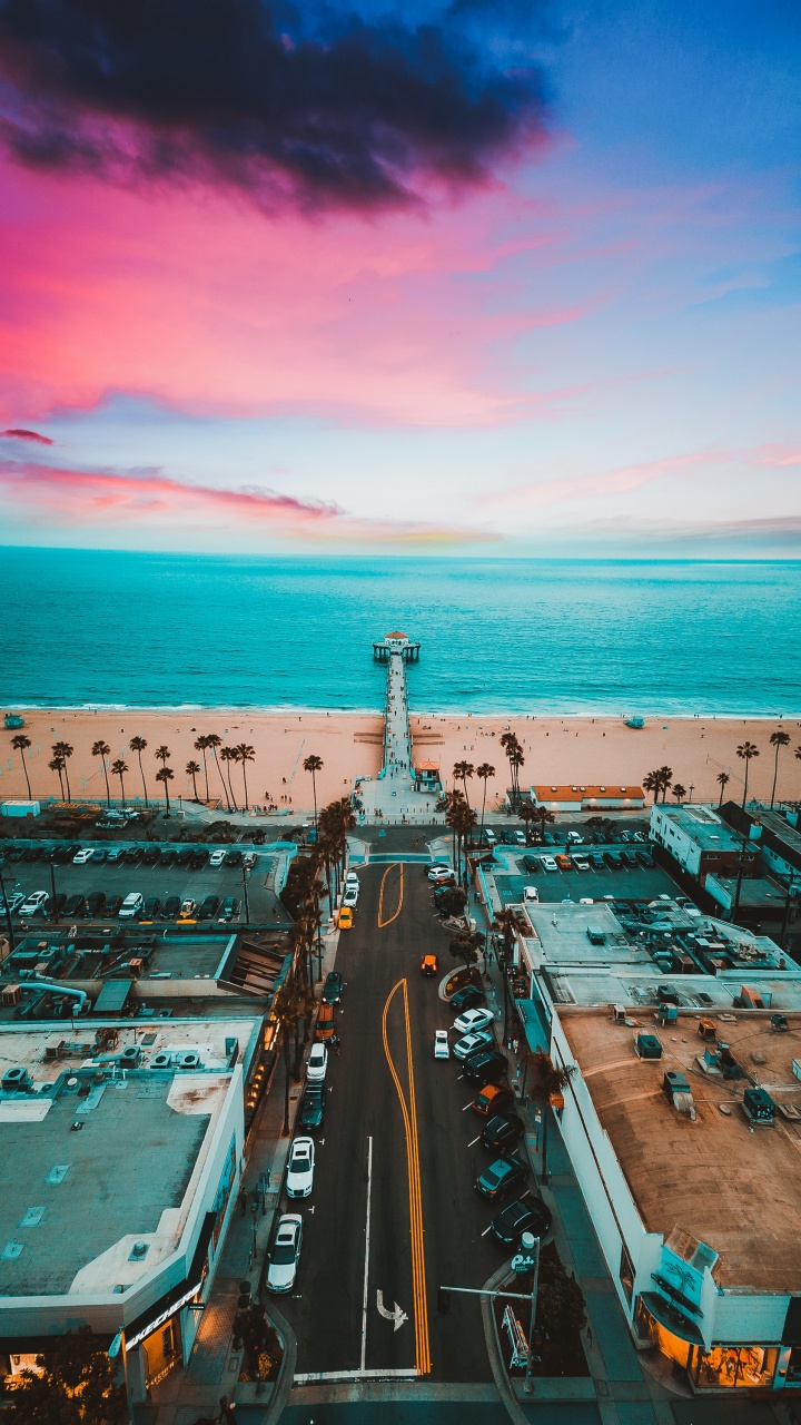 Vue Aérienne Des Bâtiments de la Ville Près du Plan D'eau Pendant la Journée. Wallpaper in 720x1280 Resolution