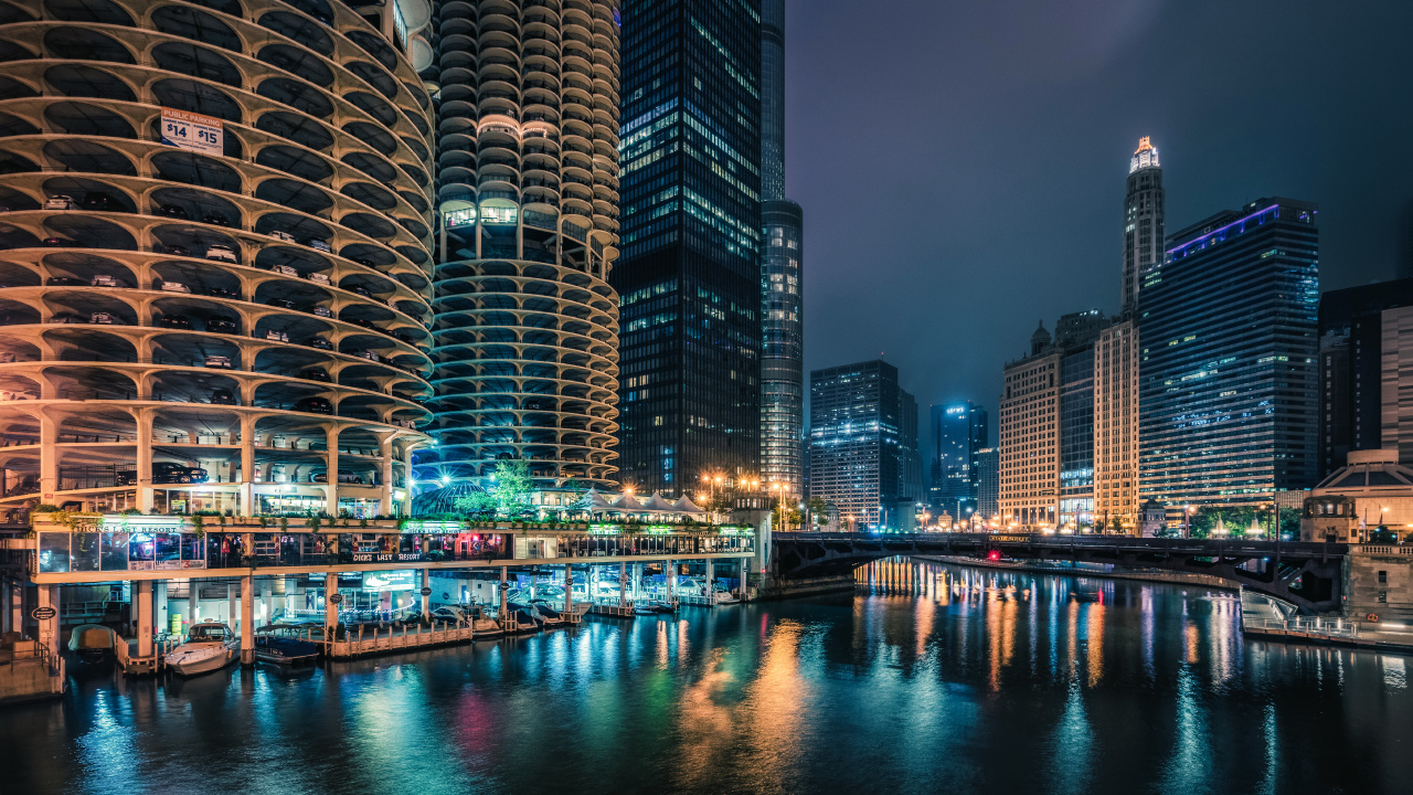 Plan D'eau Entre Les Immeubles de Grande Hauteur Pendant la Nuit. Wallpaper in 1280x720 Resolution