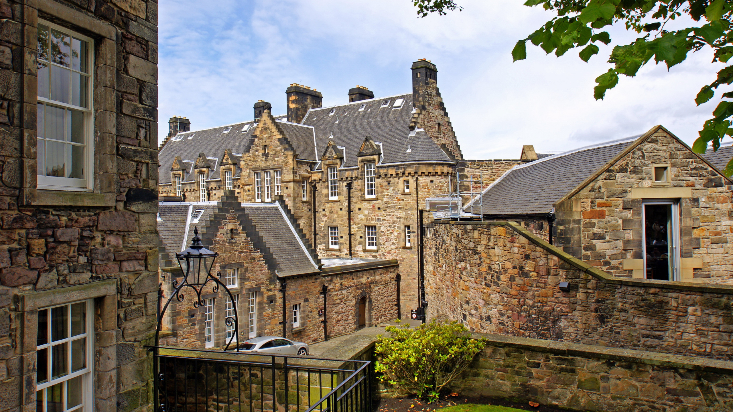 Braunes Backsteingebäude in Der Nähe Einer Grünen Wiese Tagsüber Field. Wallpaper in 2560x1440 Resolution