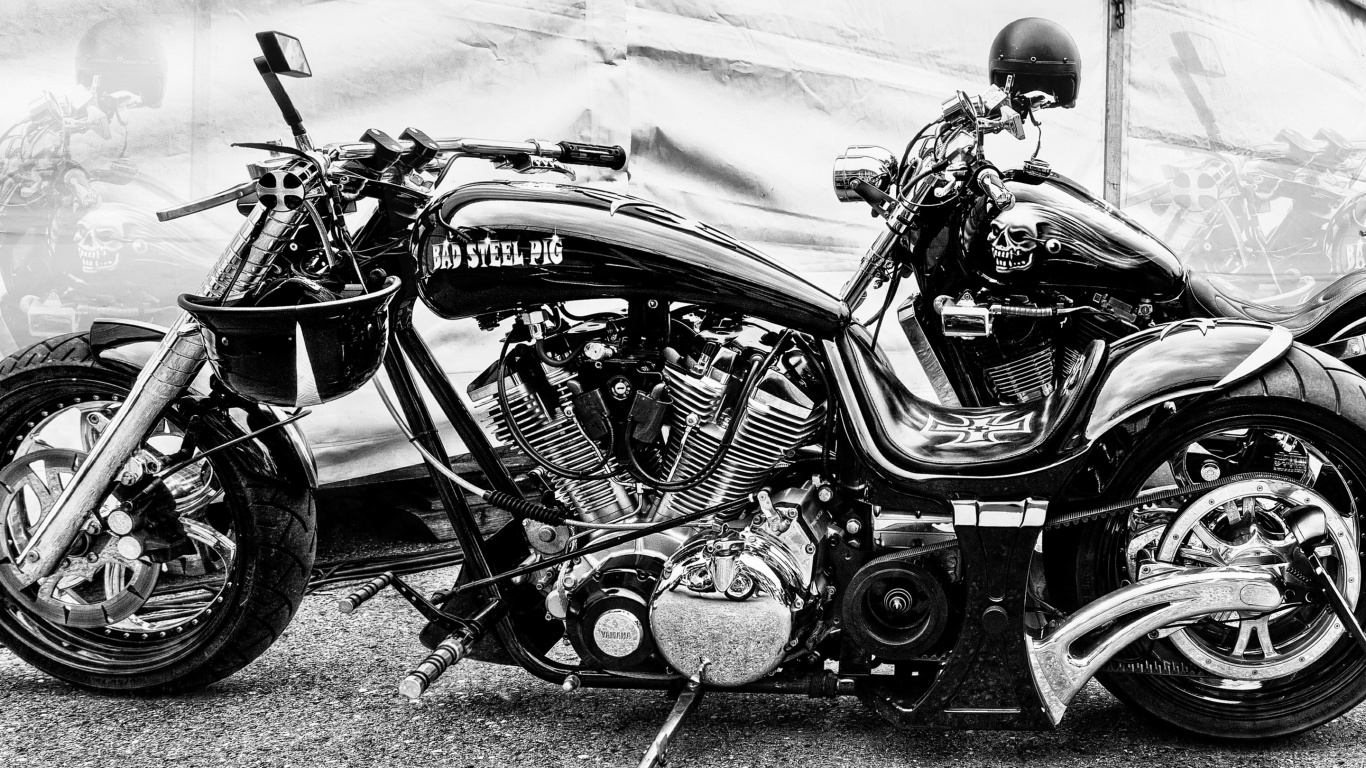 Photo en Niveaux de Gris D'une Voiture Ancienne. Wallpaper in 1366x768 Resolution