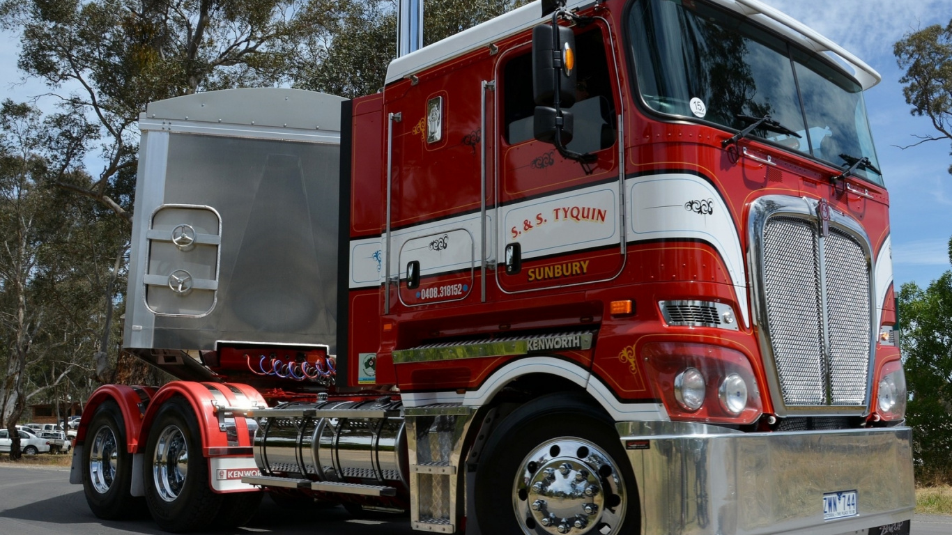 Red and White Truck on Road During Daytime. Wallpaper in 1366x768 Resolution