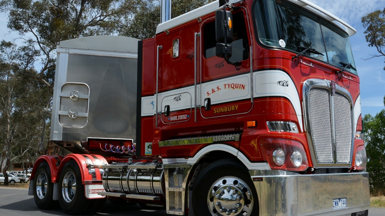 Rot-weißer LKW Tagsüber Unterwegs. Wallpaper in 1280x720 Resolution