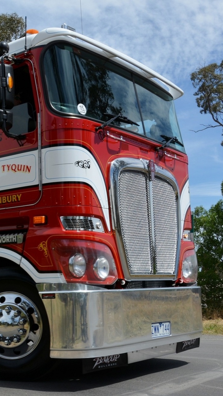Rot-weißer LKW Tagsüber Unterwegs. Wallpaper in 720x1280 Resolution