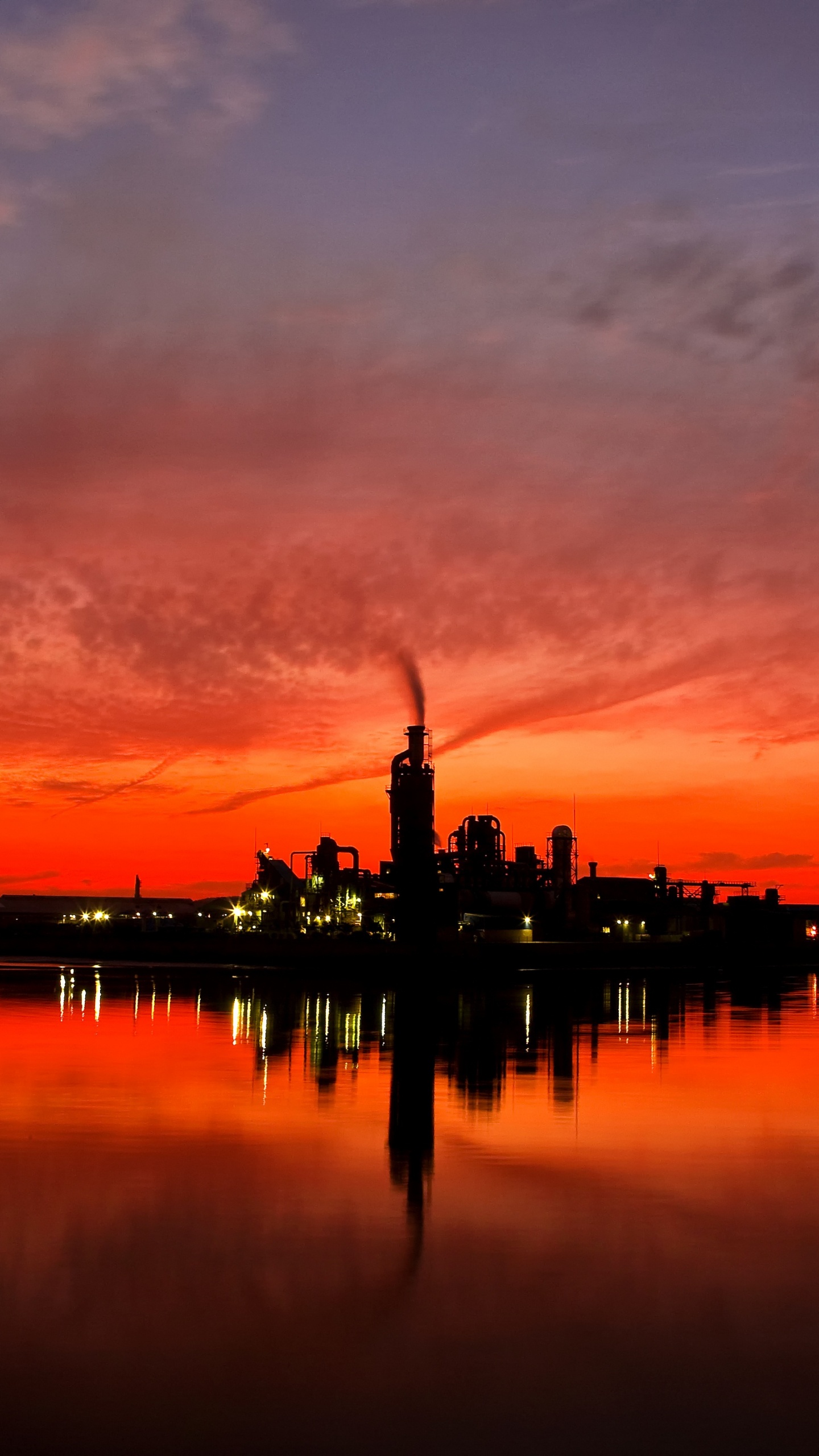 Silhouette Des Gebäudes in Der Nähe Eines Gewässers Bei Sonnenuntergang. Wallpaper in 1440x2560 Resolution