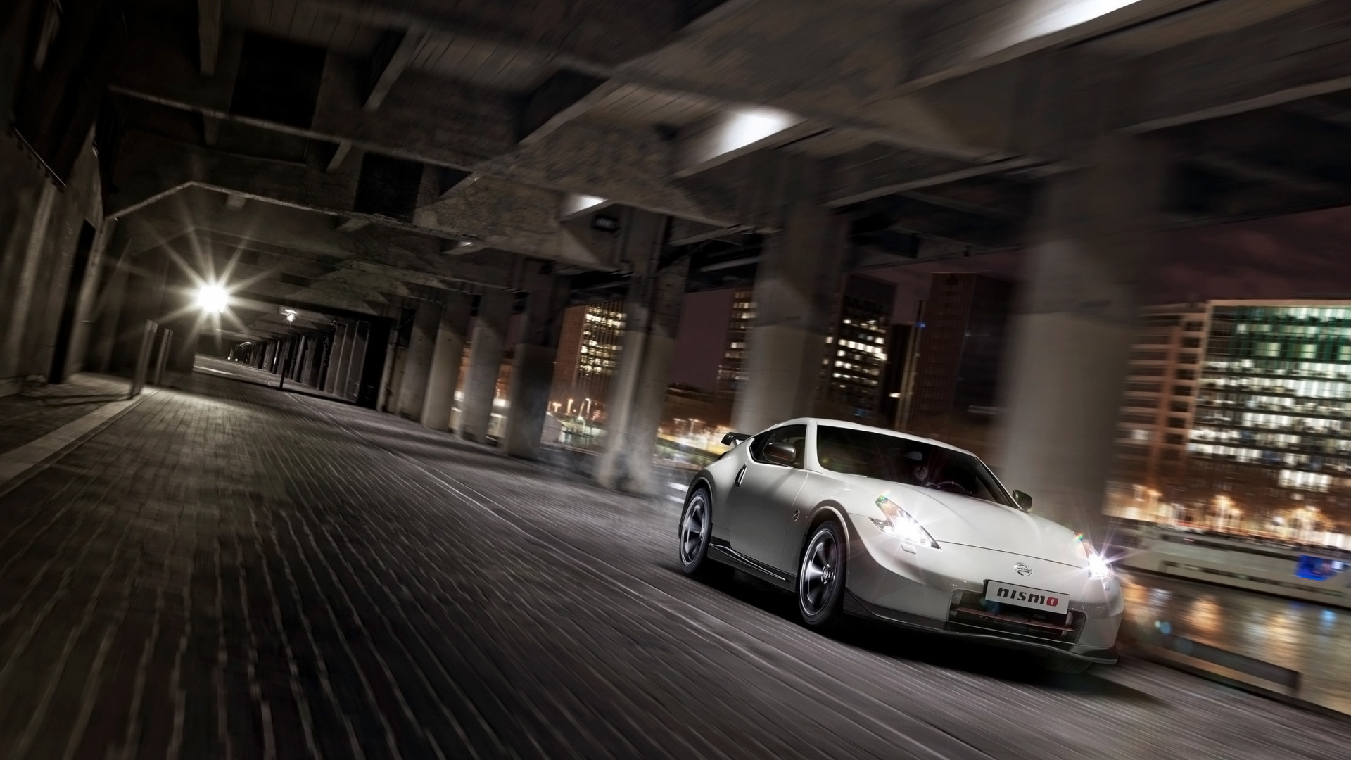 Berline Blanche Sur Route Grise. Wallpaper in 1920x1080 Resolution