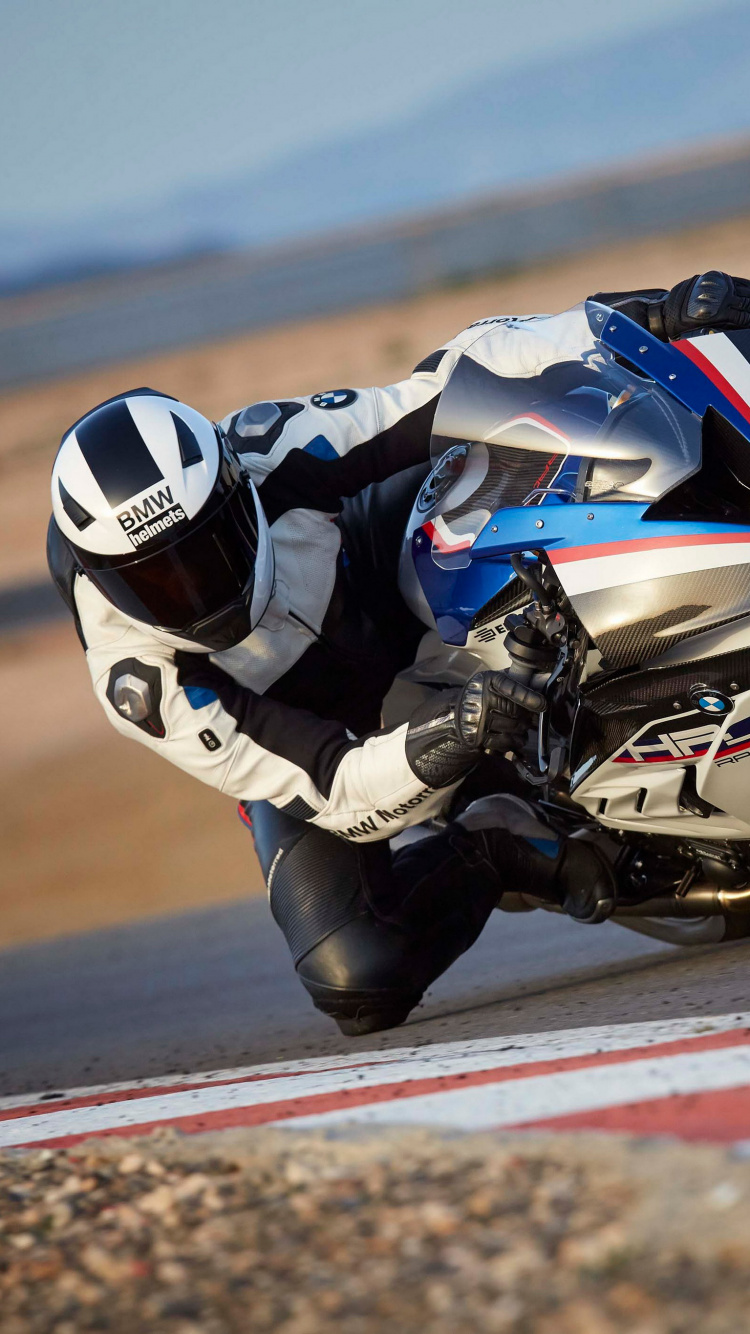 Homme en Costume de Moto Noir et Blanc à Cheval Sur un Vélo de Sport. Wallpaper in 750x1334 Resolution