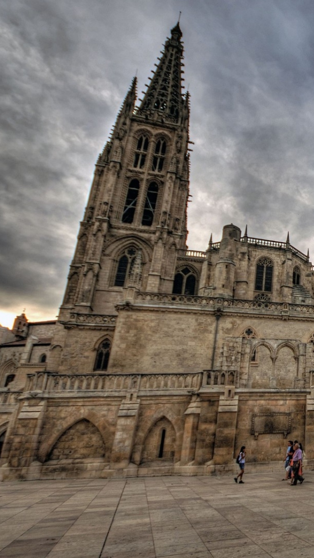 Personnes Marchant Près D'un Bâtiment en Béton Brun Pendant la Journée. Wallpaper in 1080x1920 Resolution