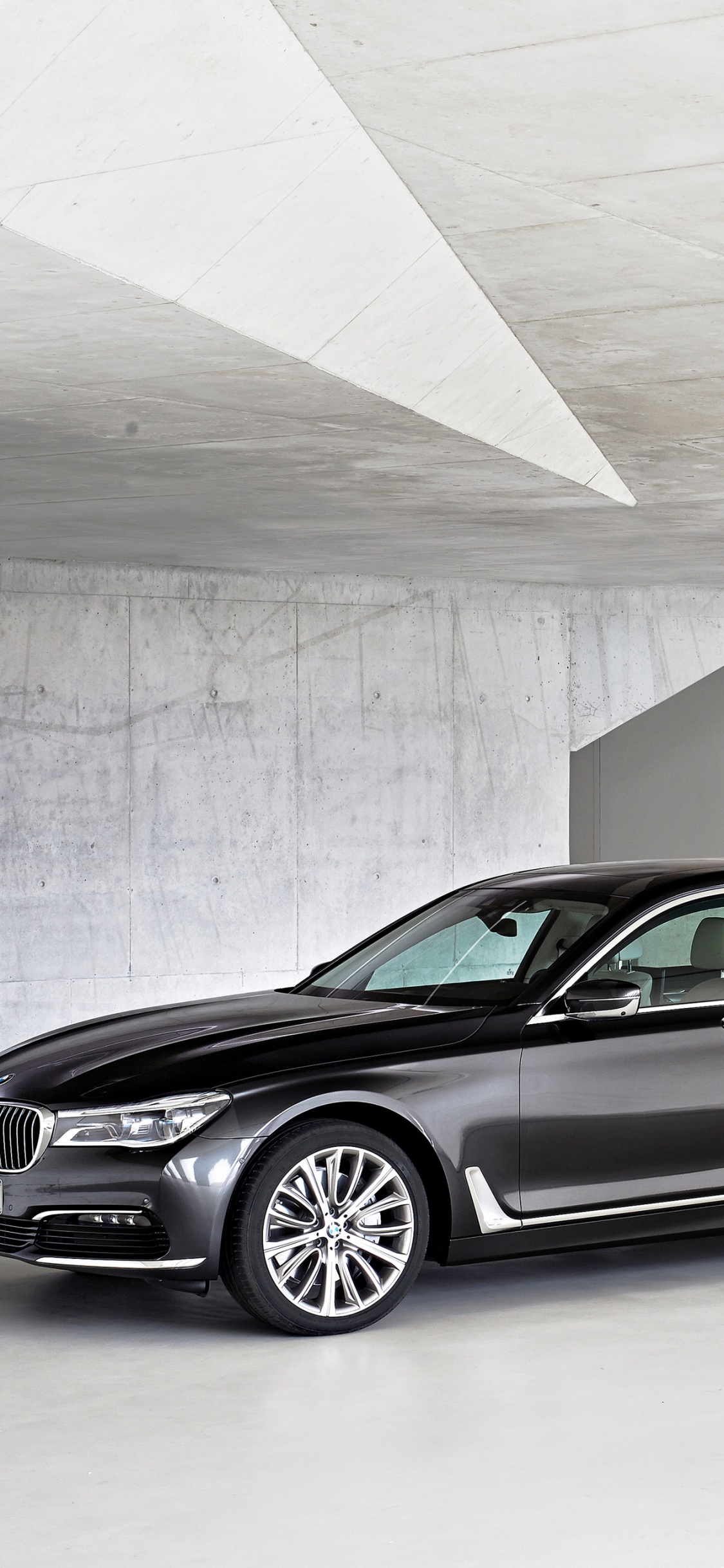 Graues Mercedes Benz Coupé Auf Grauem Betonboden Geparkt. Wallpaper in 1125x2436 Resolution