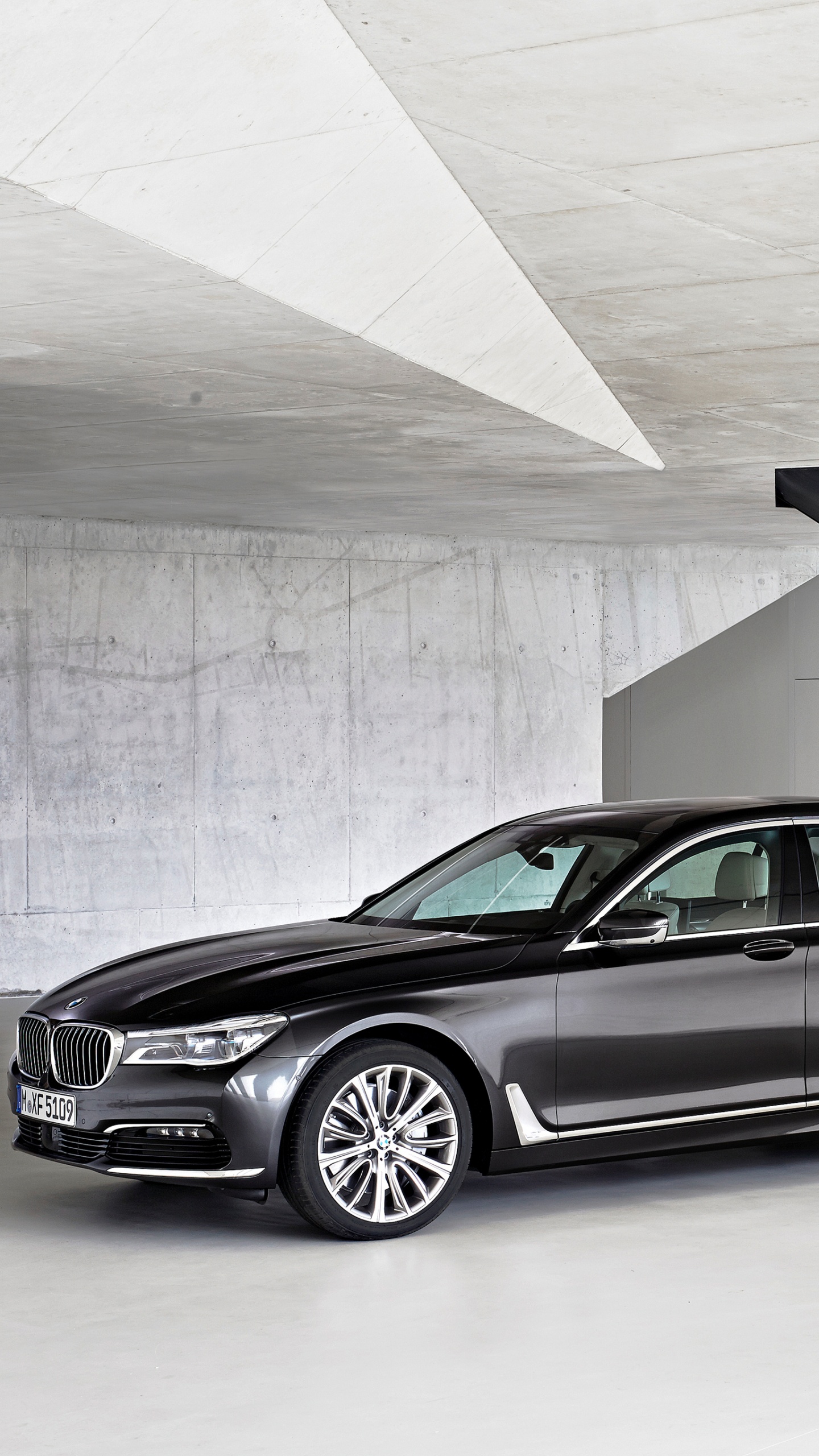 Graues Mercedes Benz Coupé Auf Grauem Betonboden Geparkt. Wallpaper in 1440x2560 Resolution