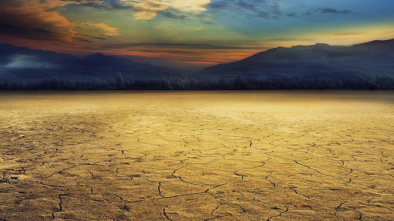 Campo Marrón Cerca Del Cuerpo de Agua Durante la Puesta de Sol. Wallpaper in 1366x768 Resolution
