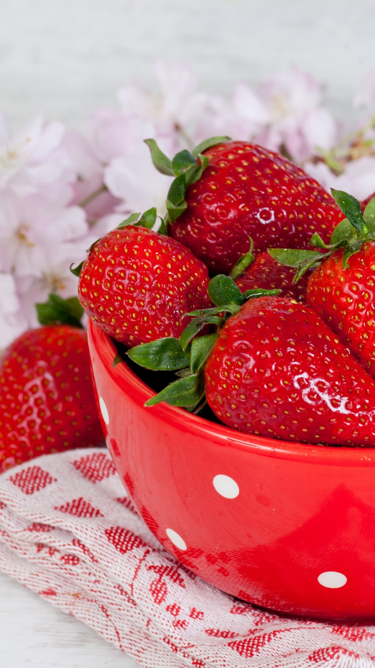 Erdbeeren in Roter Keramikschale. Wallpaper in 750x1334 Resolution
