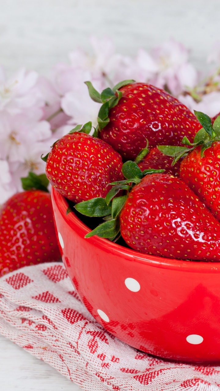 Fraises Dans un Bol en Céramique Rouge. Wallpaper in 720x1280 Resolution