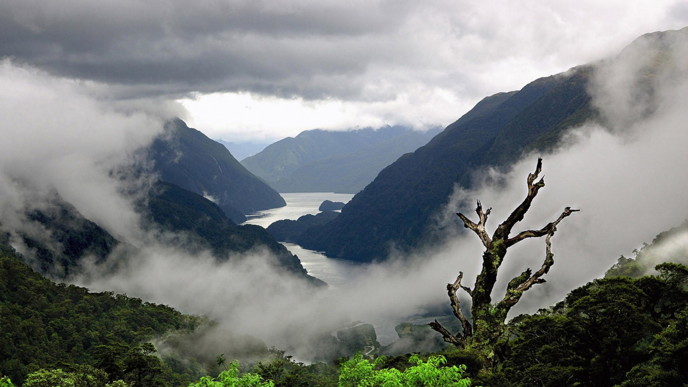 Montañas Verdes Bajo Nubes Blancas Durante el Día. Wallpaper in 1366x768 Resolution