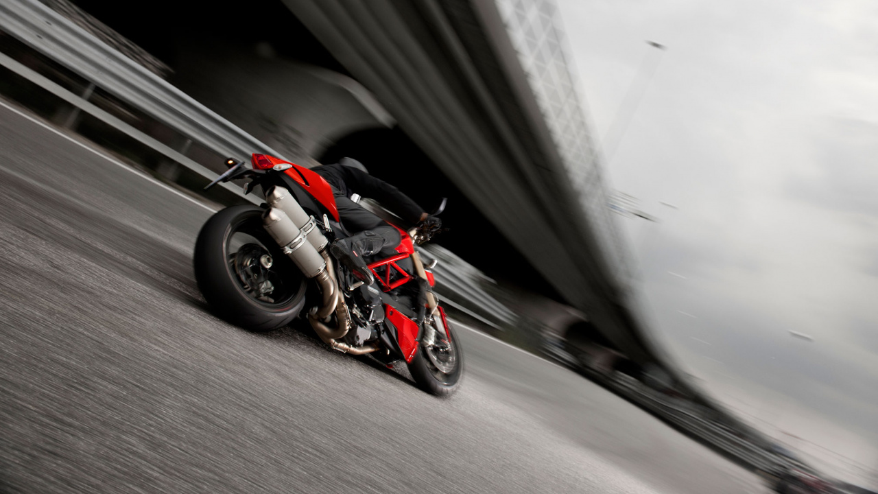 Moto Rouge et Noire Sur Route. Wallpaper in 1280x720 Resolution