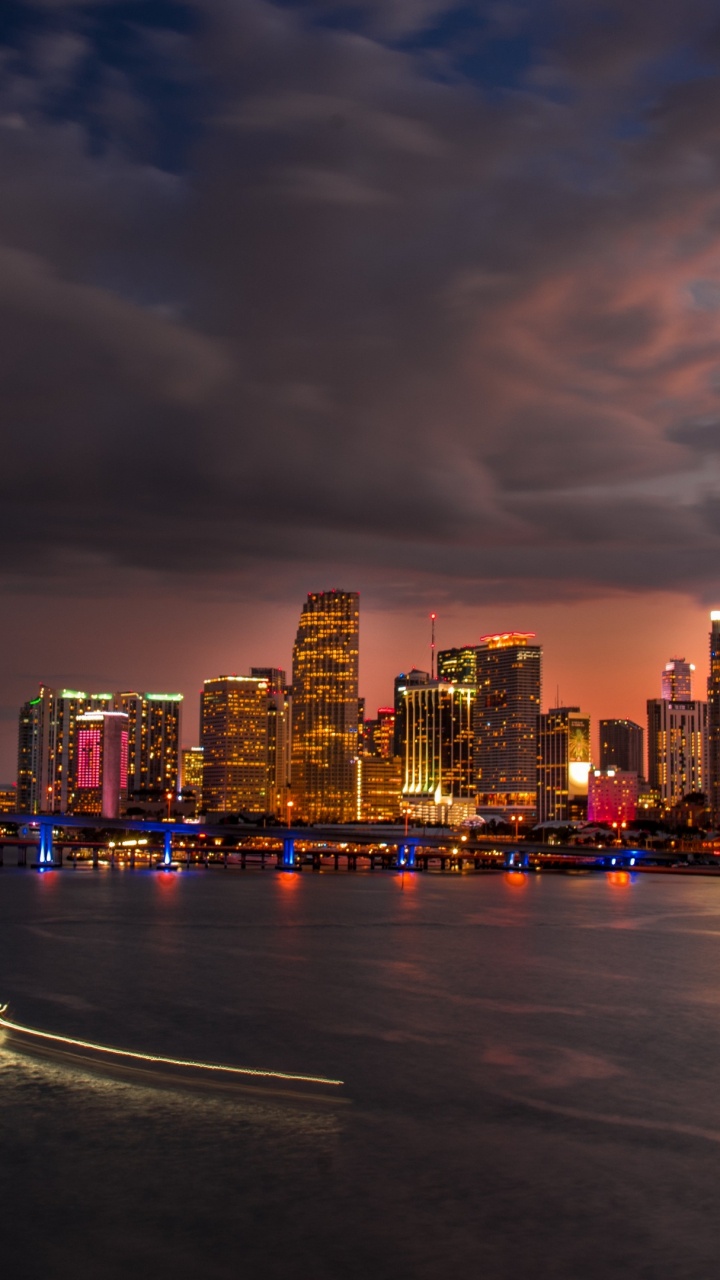 Stadtlandschaften, Street Light, Cloud, Wolkenkratzer, Wasser. Wallpaper in 720x1280 Resolution