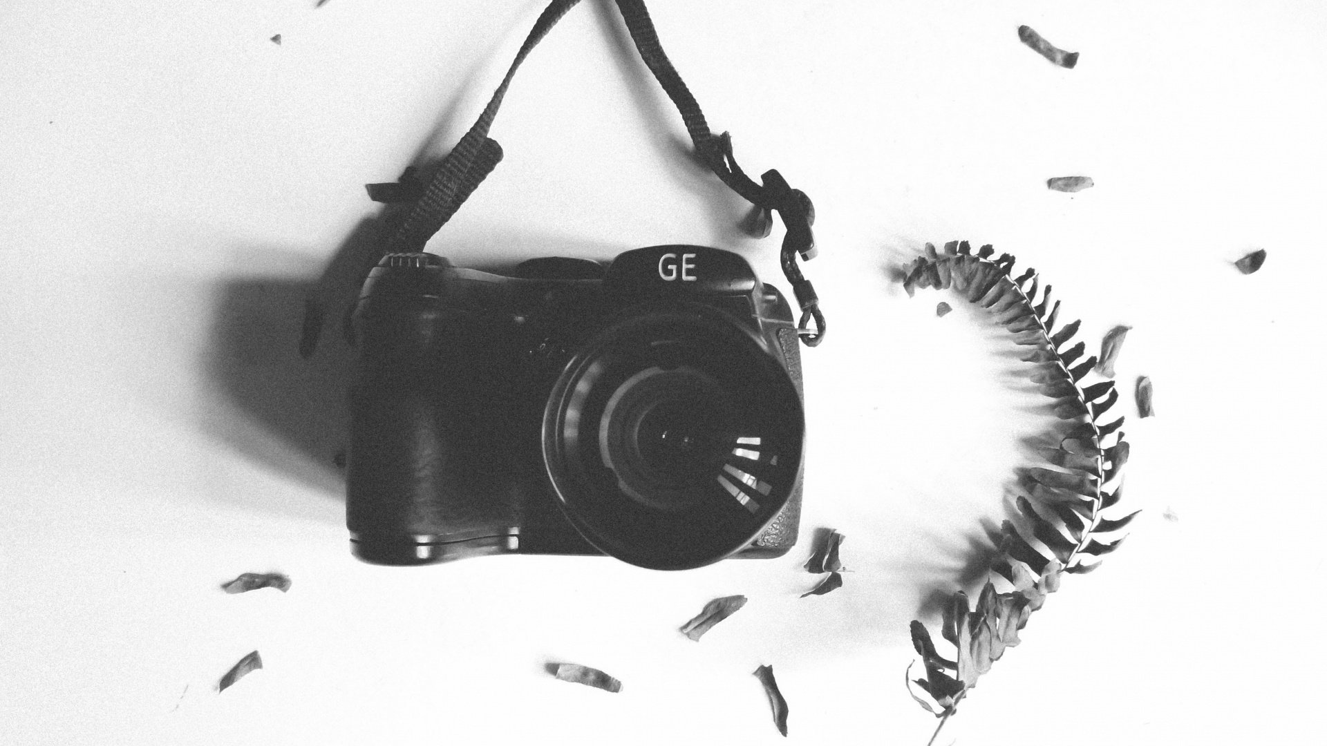 Appareil Photo Reflex Numérique Nikon Noir Sur Textile Blanc. Wallpaper in 1920x1080 Resolution