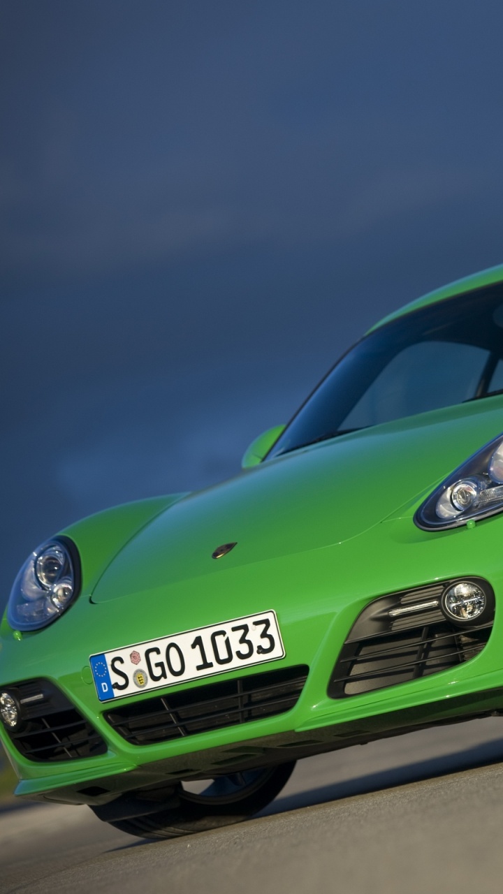 Porsche 911 Verte Sur Route Pendant la Journée. Wallpaper in 720x1280 Resolution