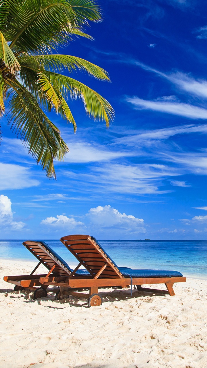 Chaise Longue en Bois Marron Sur la Plage Pendant la Journée. Wallpaper in 720x1280 Resolution