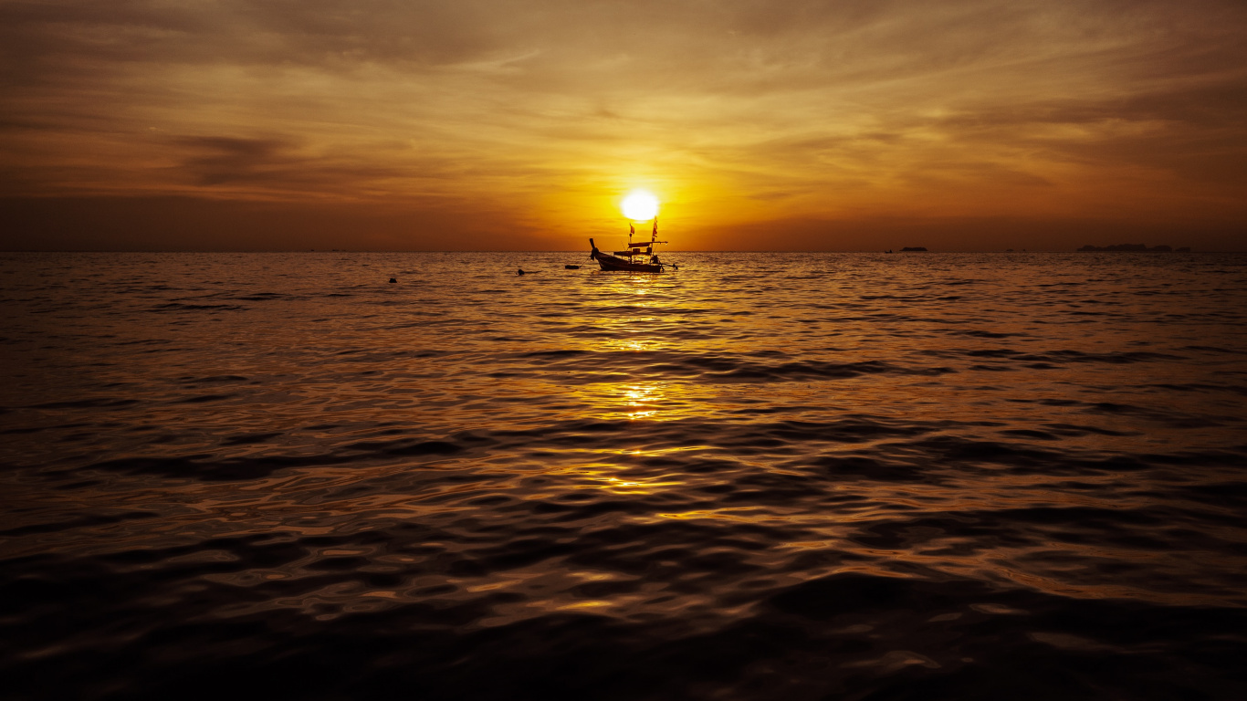 Silhouette de Personne Sur la Mer Pendant le Coucher du Soleil. Wallpaper in 1366x768 Resolution