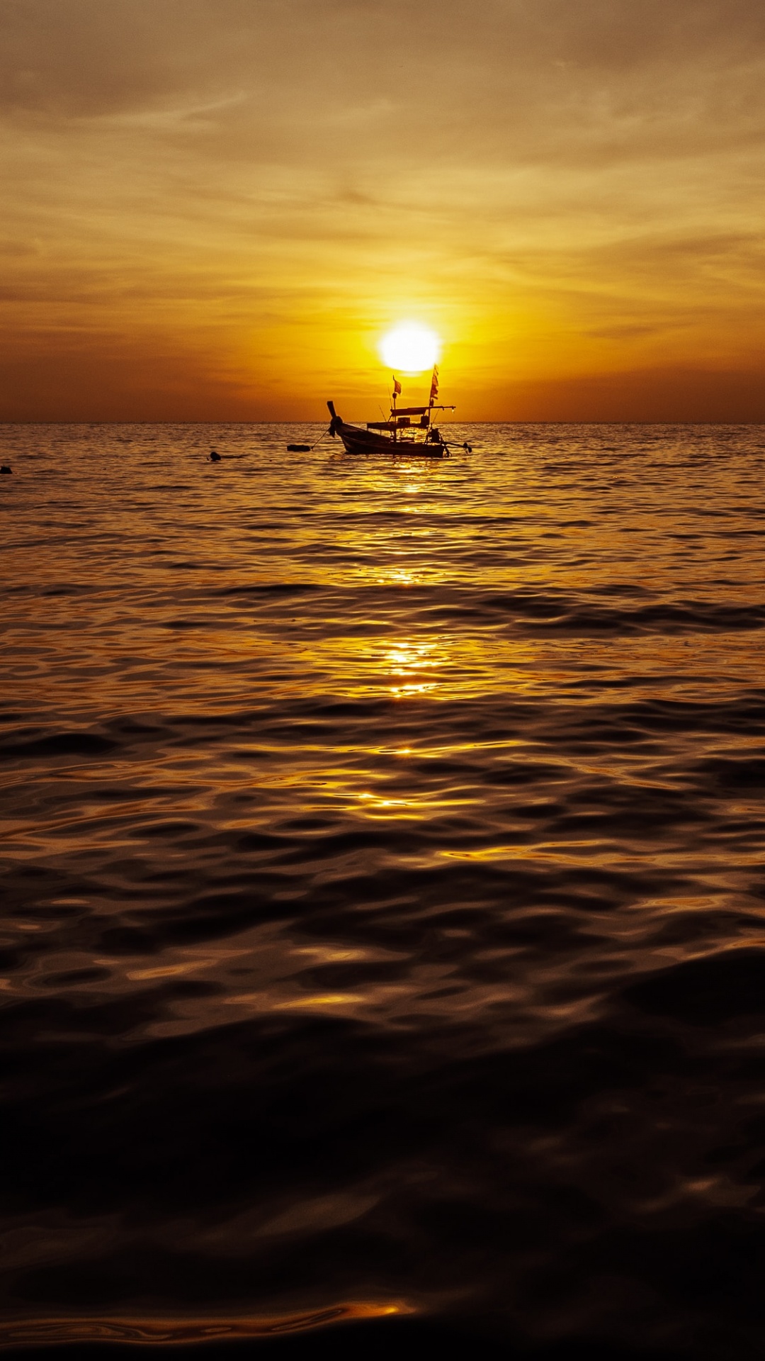 Silhouette Einer Person Auf Dem Meer Bei Sonnenuntergang. Wallpaper in 1080x1920 Resolution