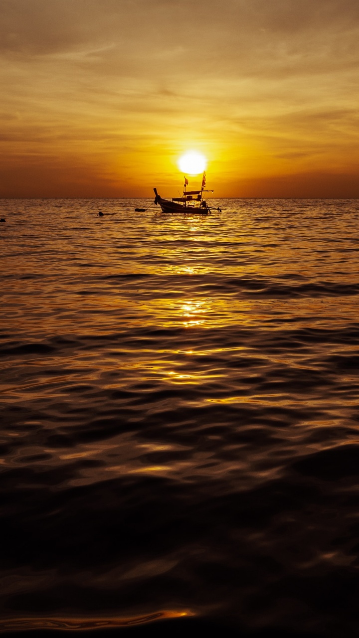 Silhouette of Person on Sea During Sunset. Wallpaper in 720x1280 Resolution