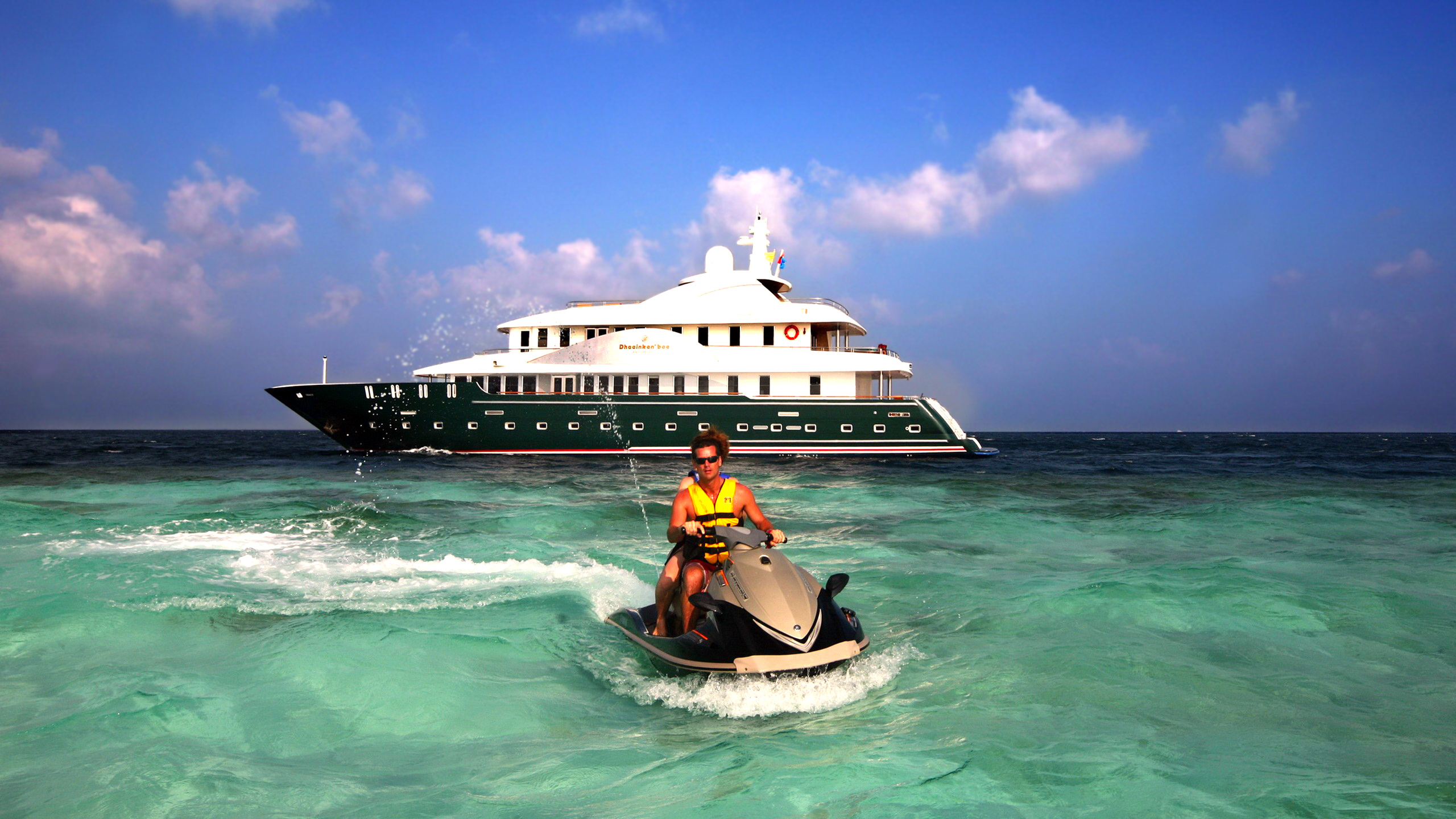 White and Black Cruise Ship on Sea Under Blue Sky During Daytime. Wallpaper in 2560x1440 Resolution