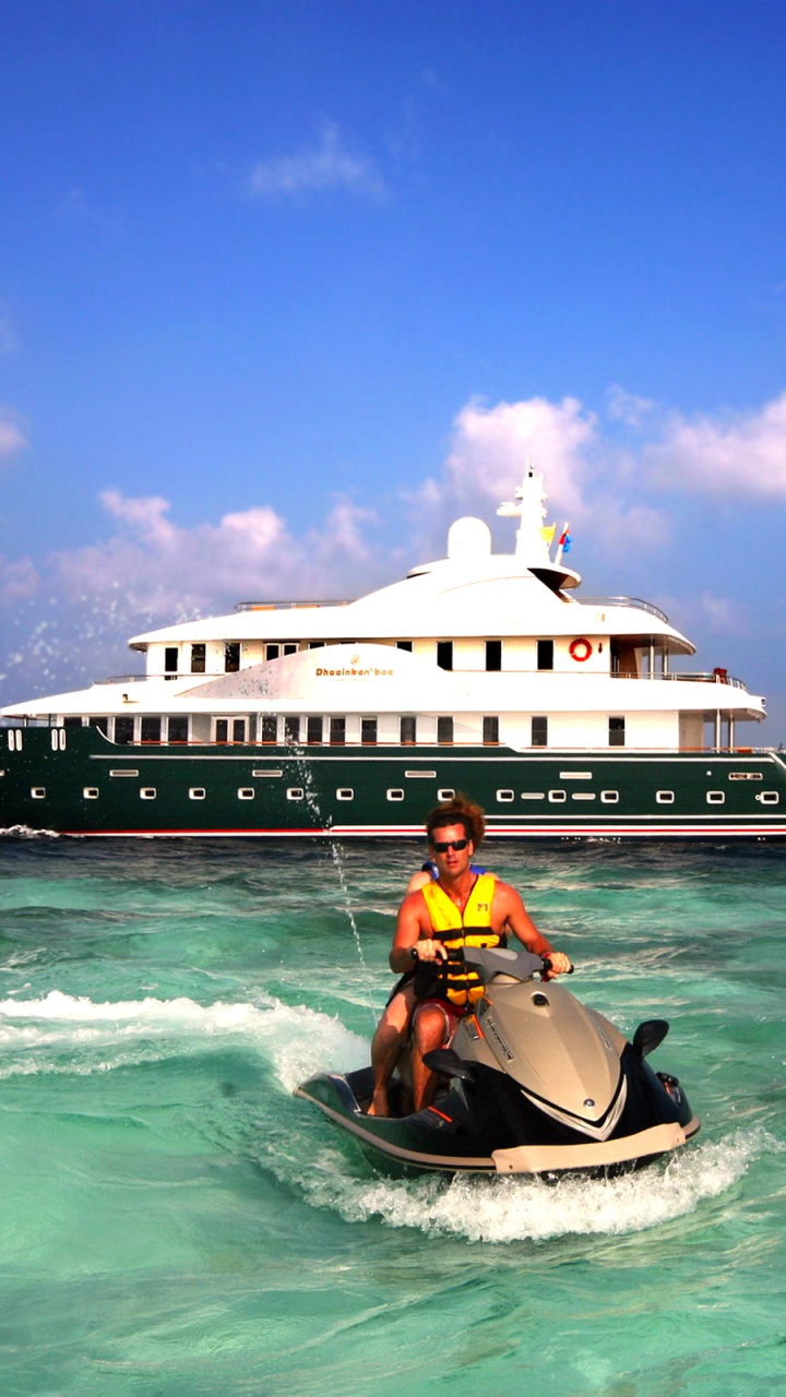 Crucero Blanco y Negro en el Mar Bajo un Cielo Azul Durante el Día. Wallpaper in 720x1280 Resolution