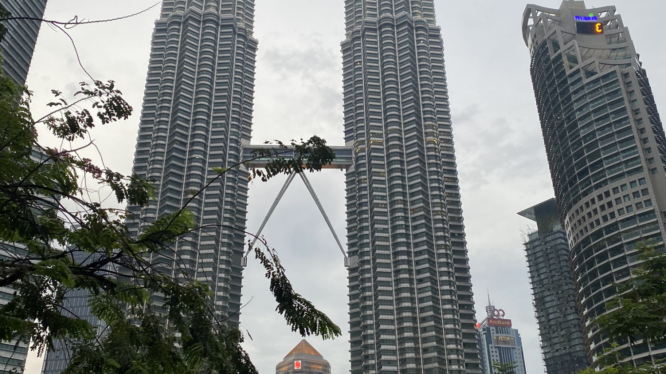 Petronas Towers, Kuala Lumpur, Malaysia, Petronas Twin Towers, Skyscraper. Wallpaper in 1366x768 Resolution