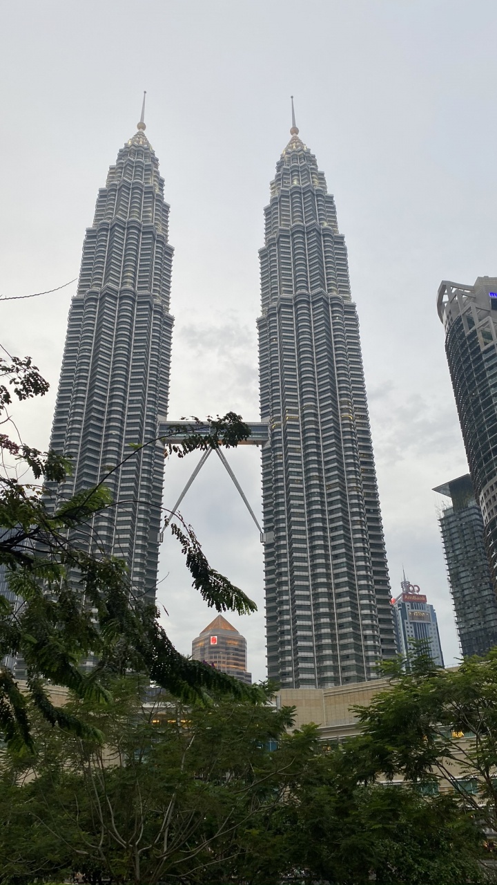 Petronas Towers, Kuala Lumpur, Malaysia, Petronas Twin Towers, Skyscraper. Wallpaper in 720x1280 Resolution