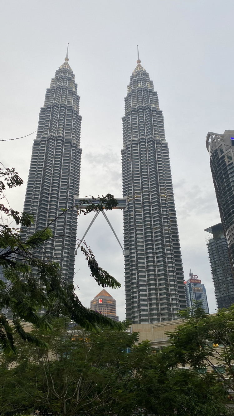 Petronas Towers, Kuala Lumpur, Malaysien, Petronas Twin Towers; Petronas Zwillingstürme, Wolkenkratzer. Wallpaper in 750x1334 Resolution