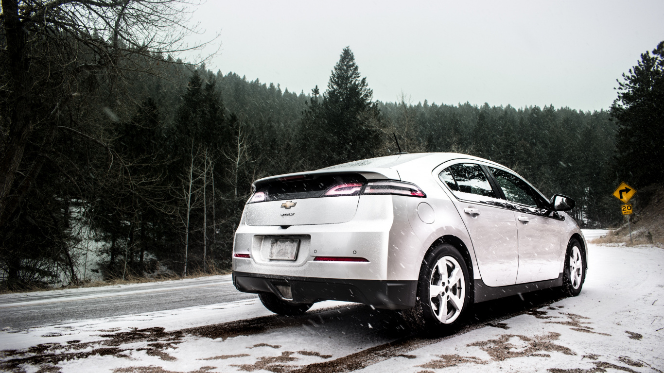 Mercedes Benz Coupe Blanco en la Carretera Durante el Día. Wallpaper in 1366x768 Resolution