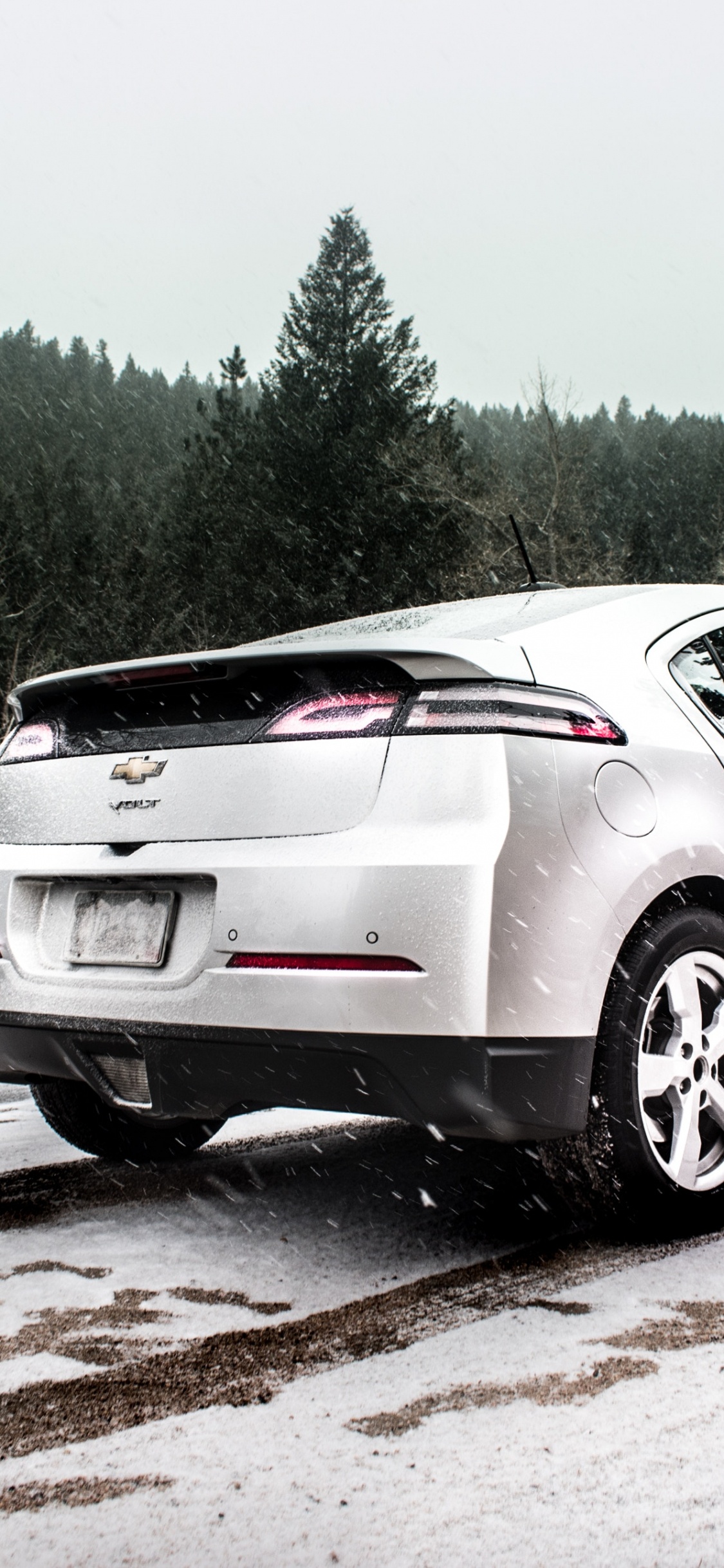 Weißes Mercedes Benz Coupé Tagsüber Unterwegs. Wallpaper in 1125x2436 Resolution