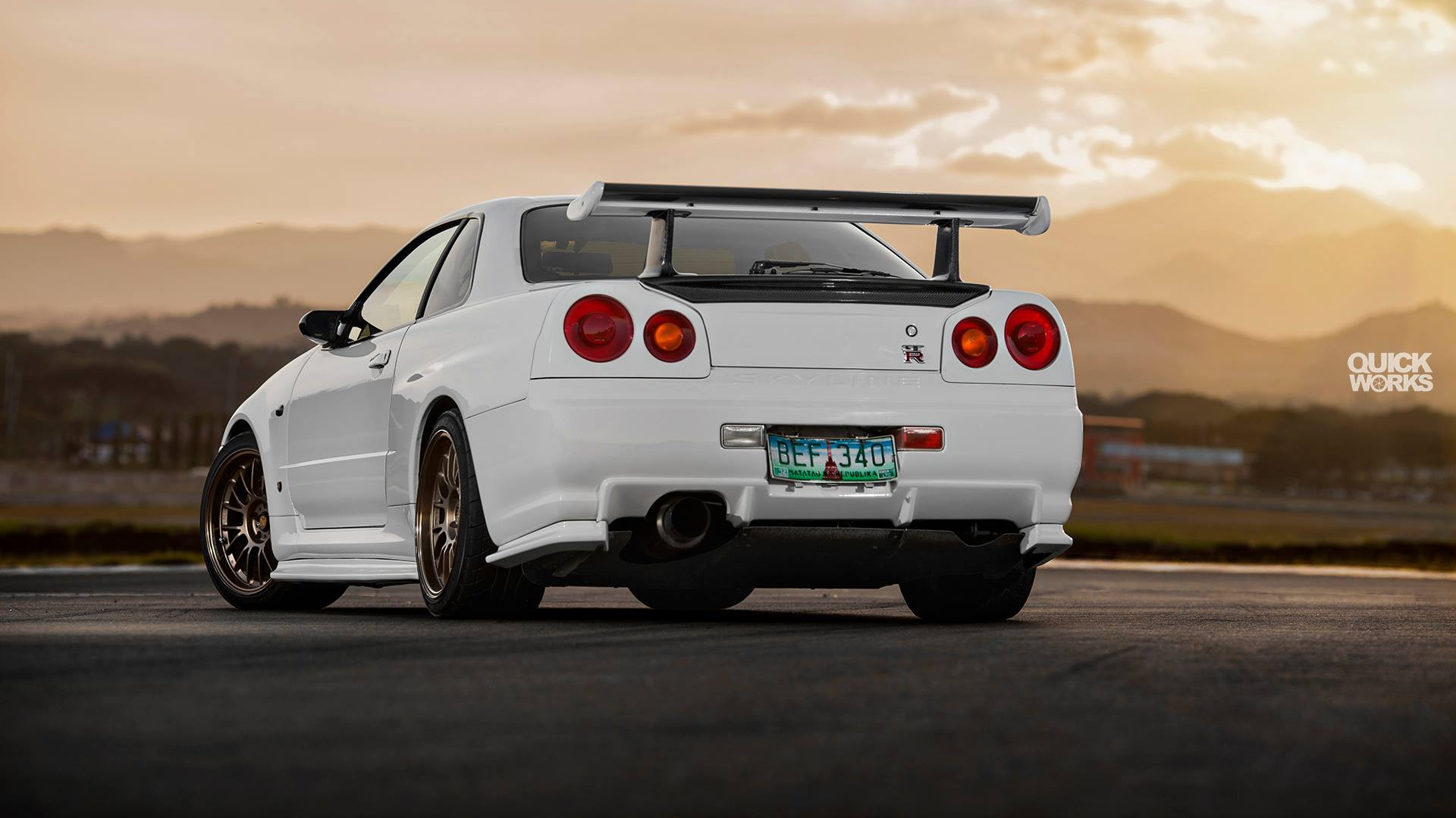 Weißes Bmw m 3 Coupe Unterwegs Bei Sonnenuntergang. Wallpaper in 1920x1080 Resolution