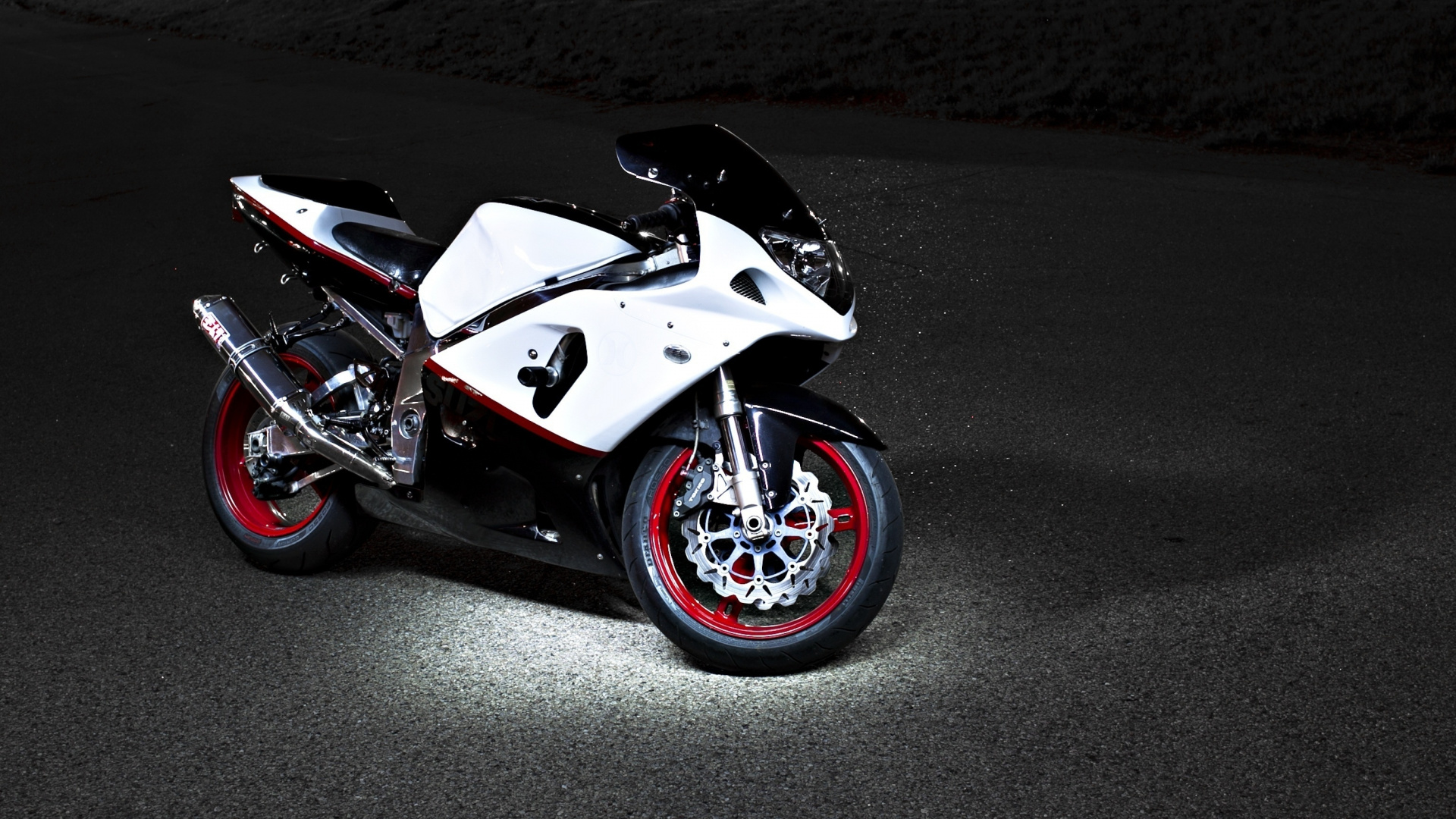 Schwarz-Weiß-Sportfahrrad Auf Schwarzer Asphaltstraße. Wallpaper in 1920x1080 Resolution