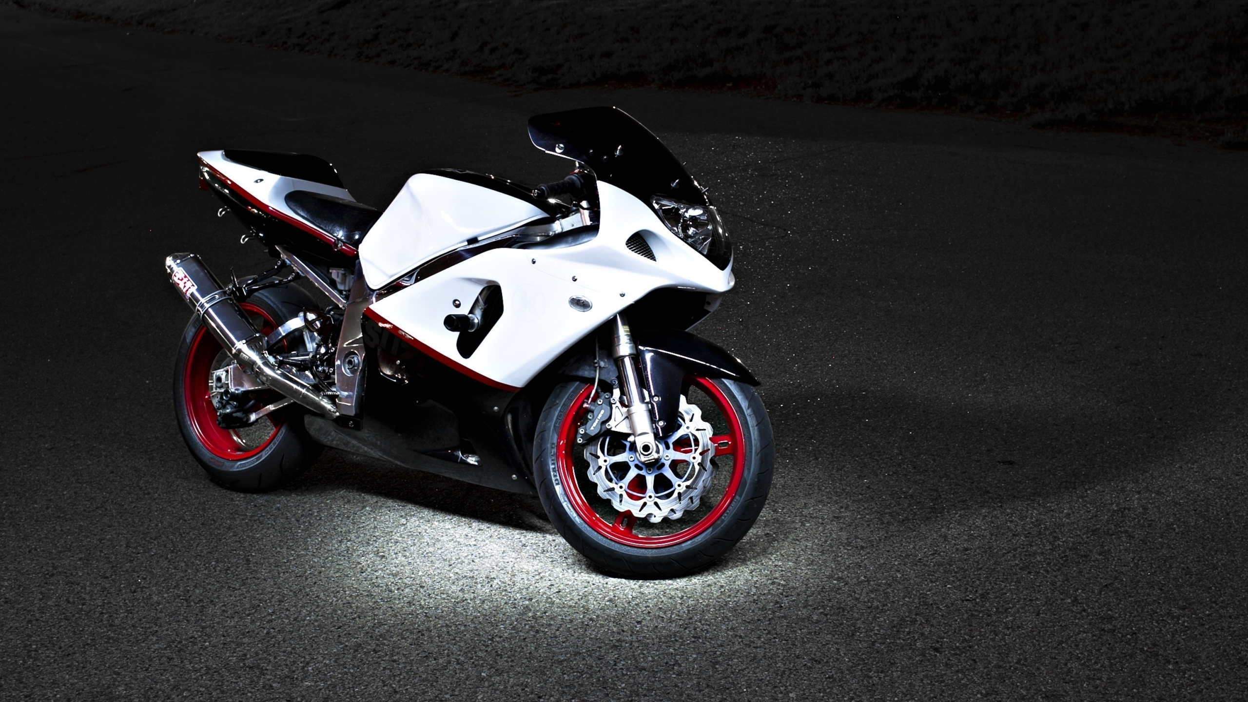 Schwarz-Weiß-Sportfahrrad Auf Schwarzer Asphaltstraße. Wallpaper in 2560x1440 Resolution