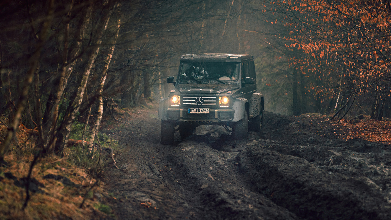 Mercedes G500 4x4 Off Roading 壁纸 1366x768 允许