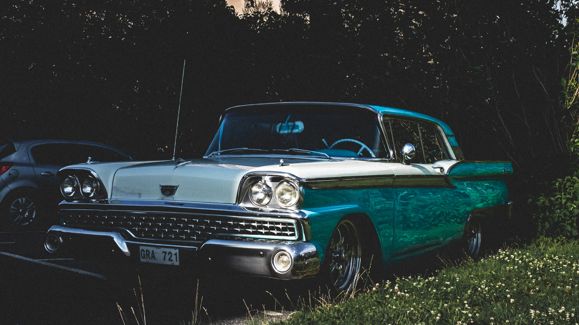 Blue Sedan Parked Beside Brown Concrete Building During Daytime. Wallpaper in 1920x1080 Resolution