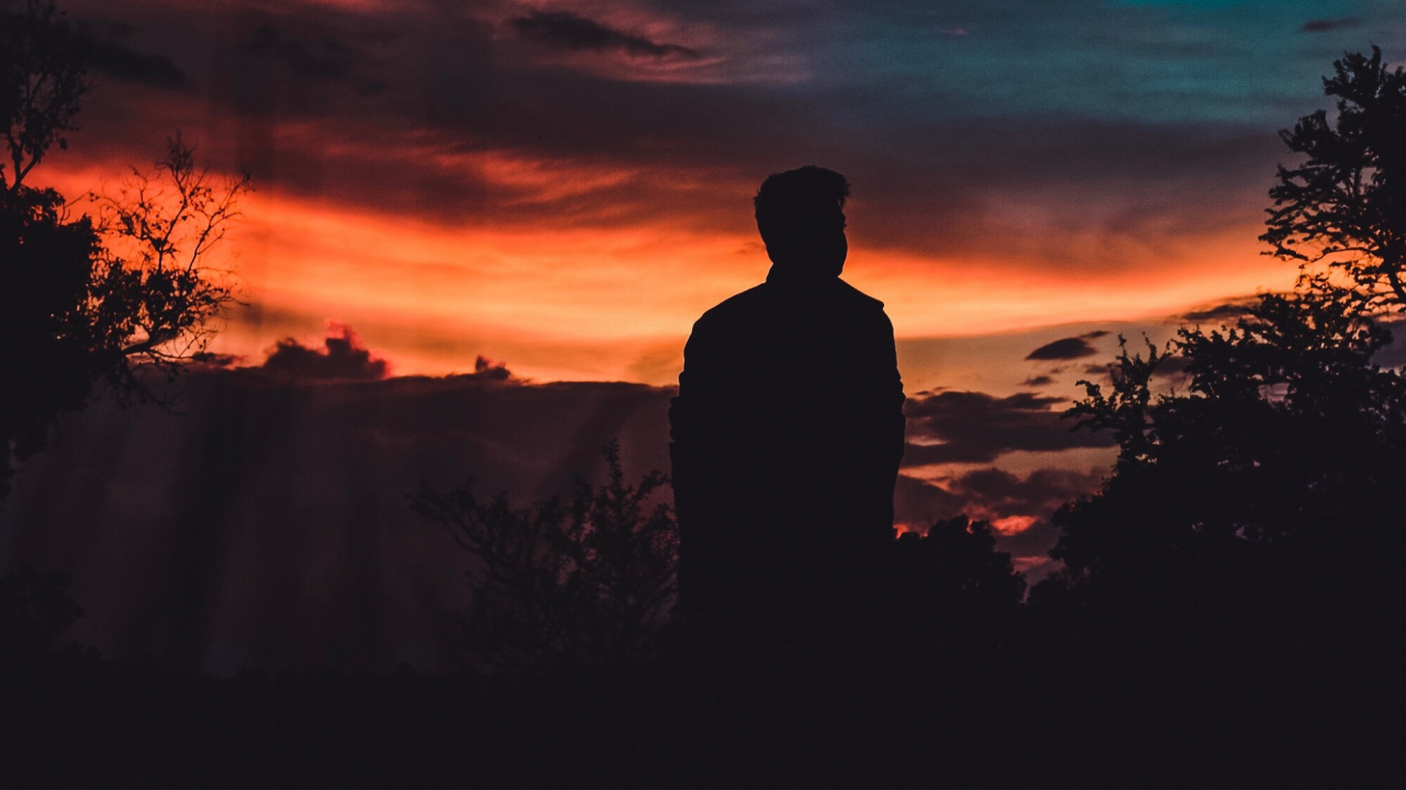 Silhouette D'homme Debout Sur Terrain en Herbe Pendant le Coucher du Soleil. Wallpaper in 1280x720 Resolution