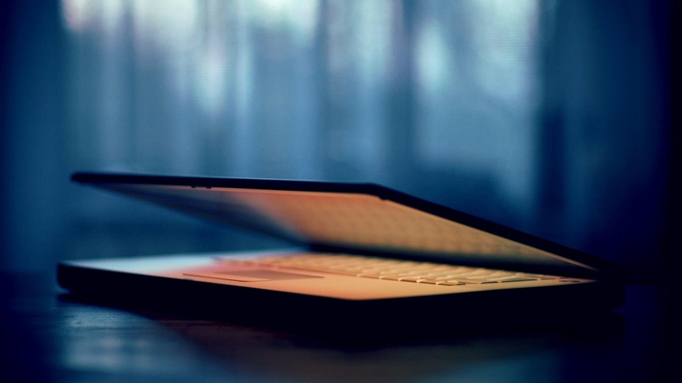 Livre Marron Sur Une Table en Bois Marron. Wallpaper in 1366x768 Resolution