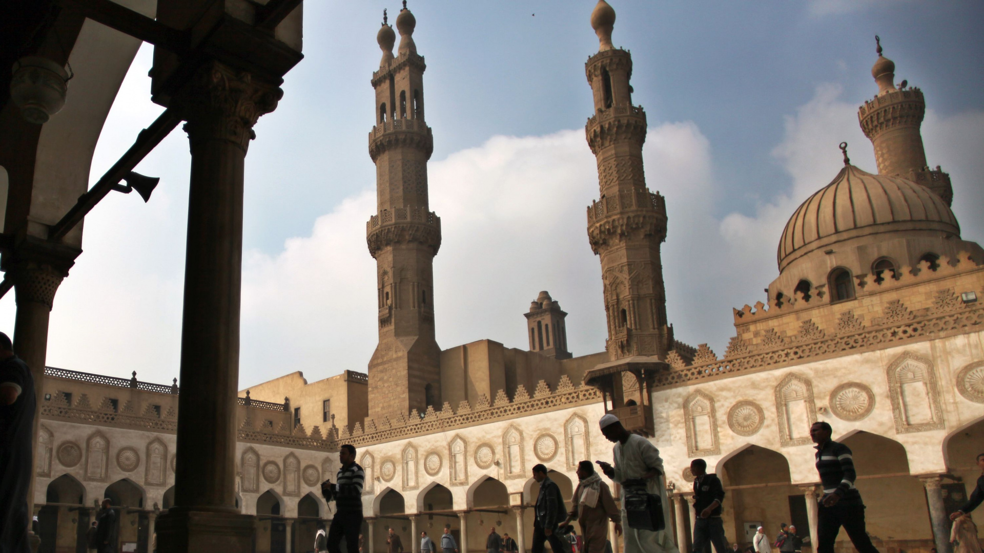 Personnes Marchant Près D'un Bâtiment en Béton Brun Pendant la Journée. Wallpaper in 1920x1080 Resolution