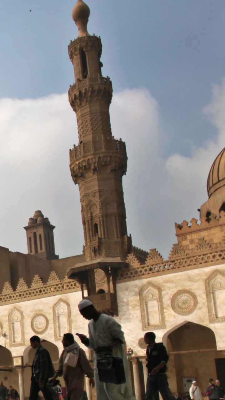 Gente Caminando Cerca Del Edificio de Hormigón Marrón Durante el Día. Wallpaper in 720x1280 Resolution