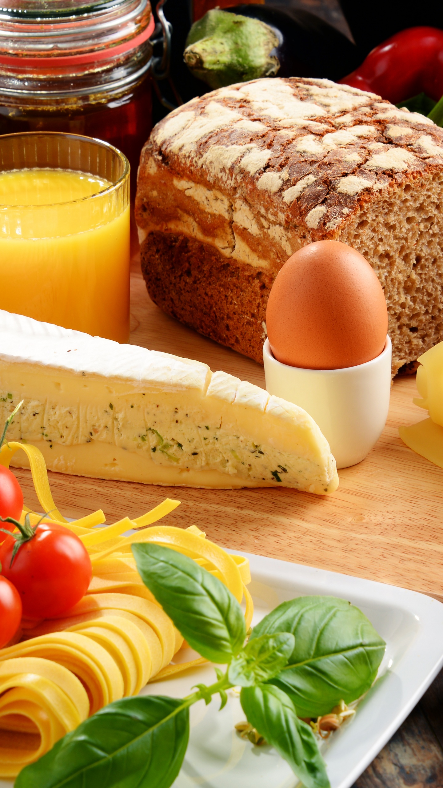 Bread With Cheese and Tomatoes on White Ceramic Plate. Wallpaper in 1440x2560 Resolution