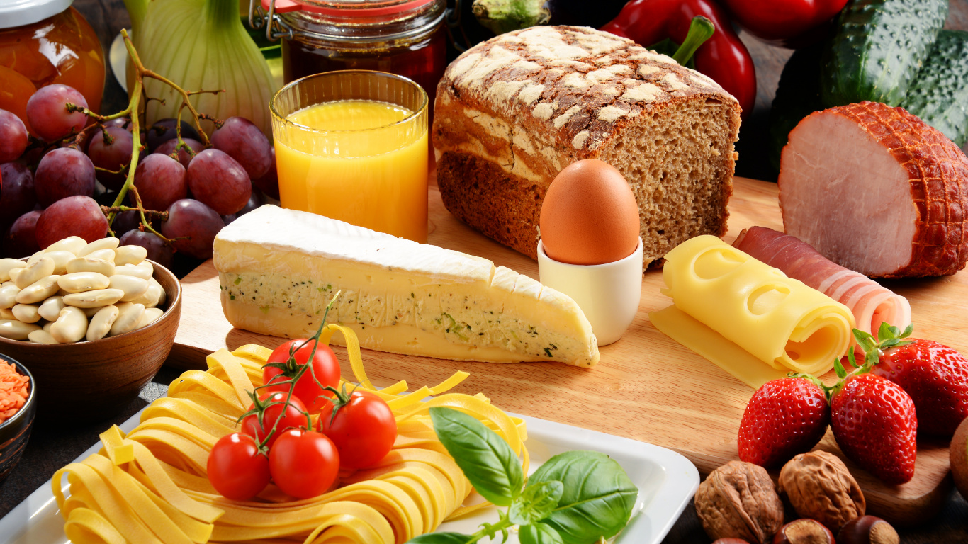 Pain au Fromage et Tomates Sur Plaque en Céramique Blanche. Wallpaper in 1366x768 Resolution