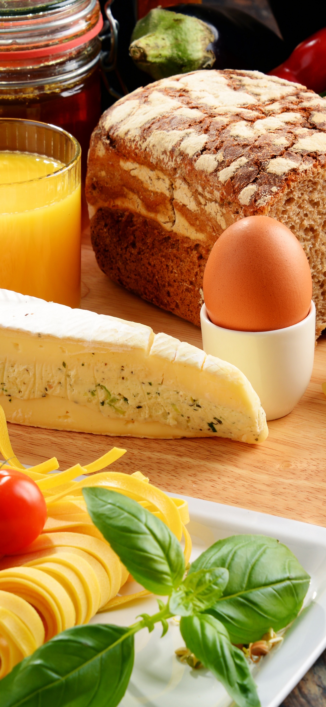 Brot Mit Käse Und Tomaten Auf Weißem Keramikteller. Wallpaper in 1125x2436 Resolution