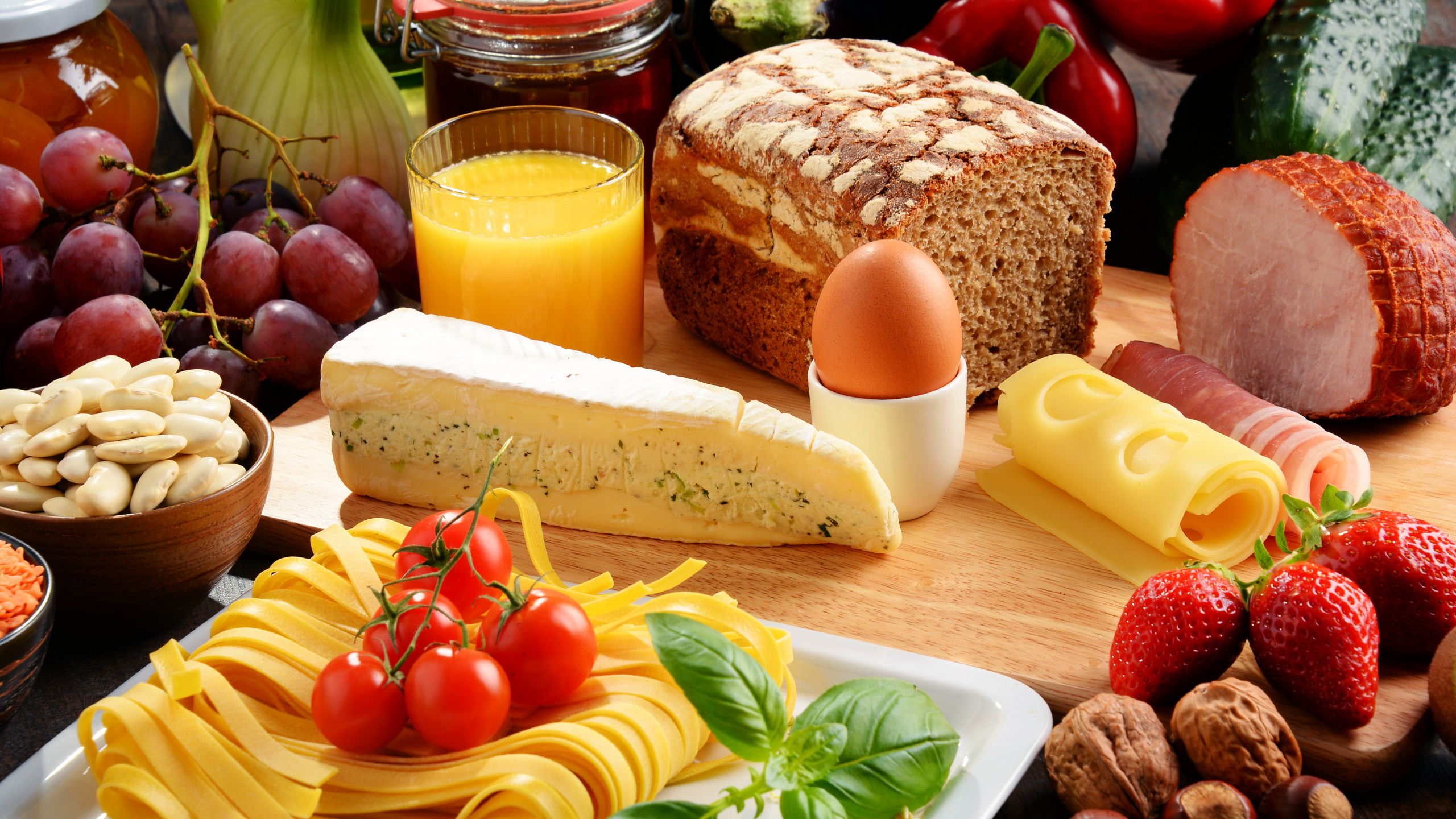 Brot Mit Käse Und Tomaten Auf Weißem Keramikteller. Wallpaper in 2560x1440 Resolution