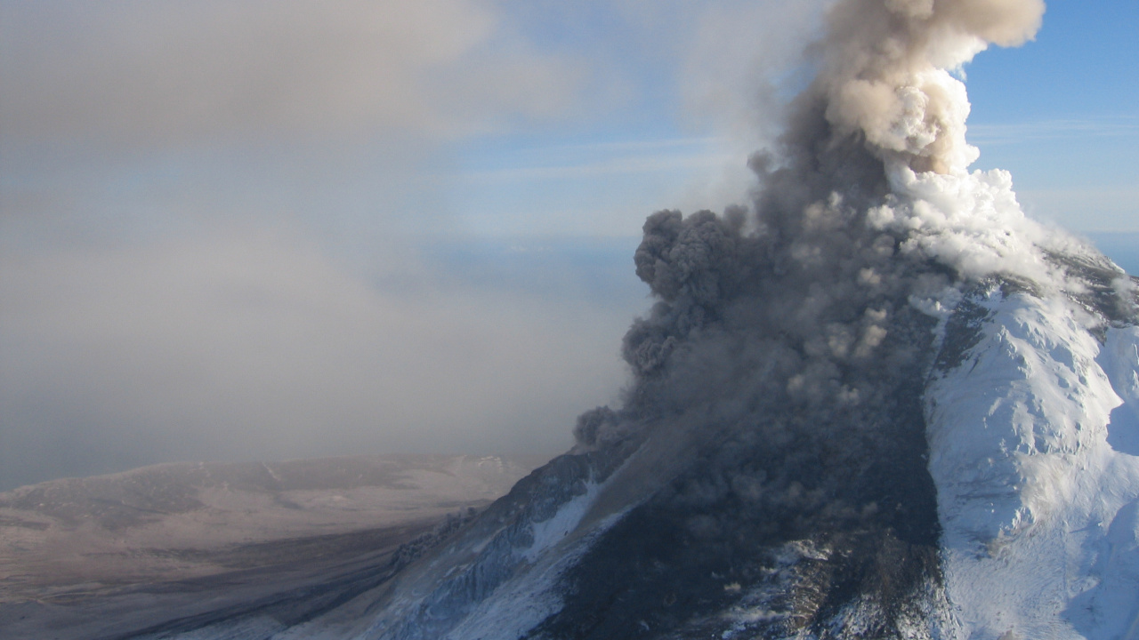 Nuages Blancs Sur la Montagne Noire. Wallpaper in 1280x720 Resolution