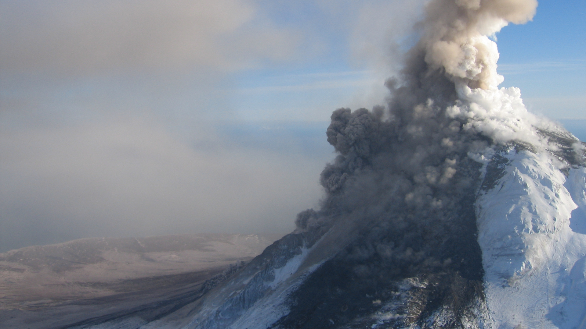 Nuages Blancs Sur la Montagne Noire. Wallpaper in 1920x1080 Resolution