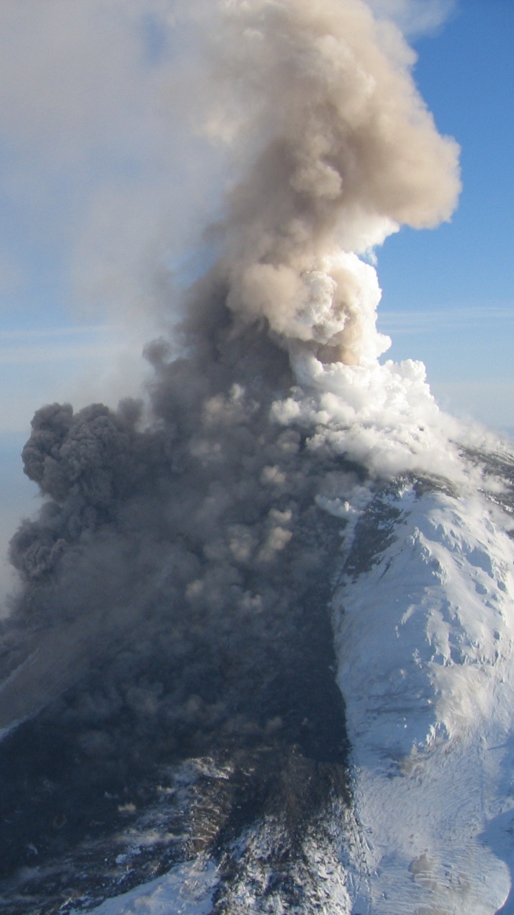 Nubes Blancas Sobre la Montaña Negra. Wallpaper in 720x1280 Resolution